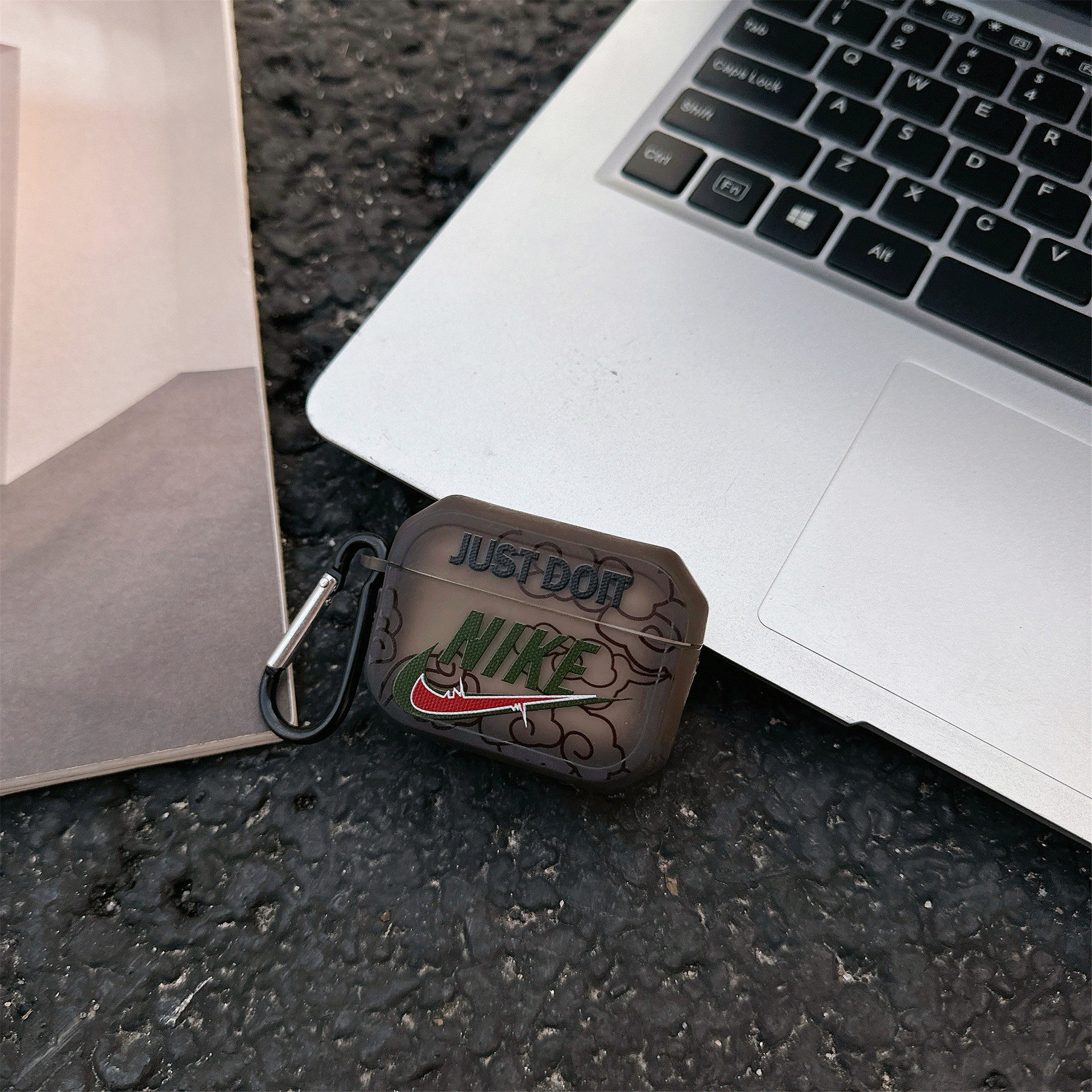 図 10 に示すように (スプリング バックル付き)