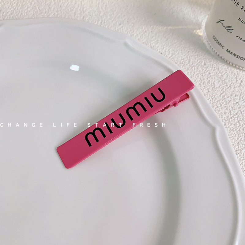 ピンク矩形miumiuアヒルクリップ