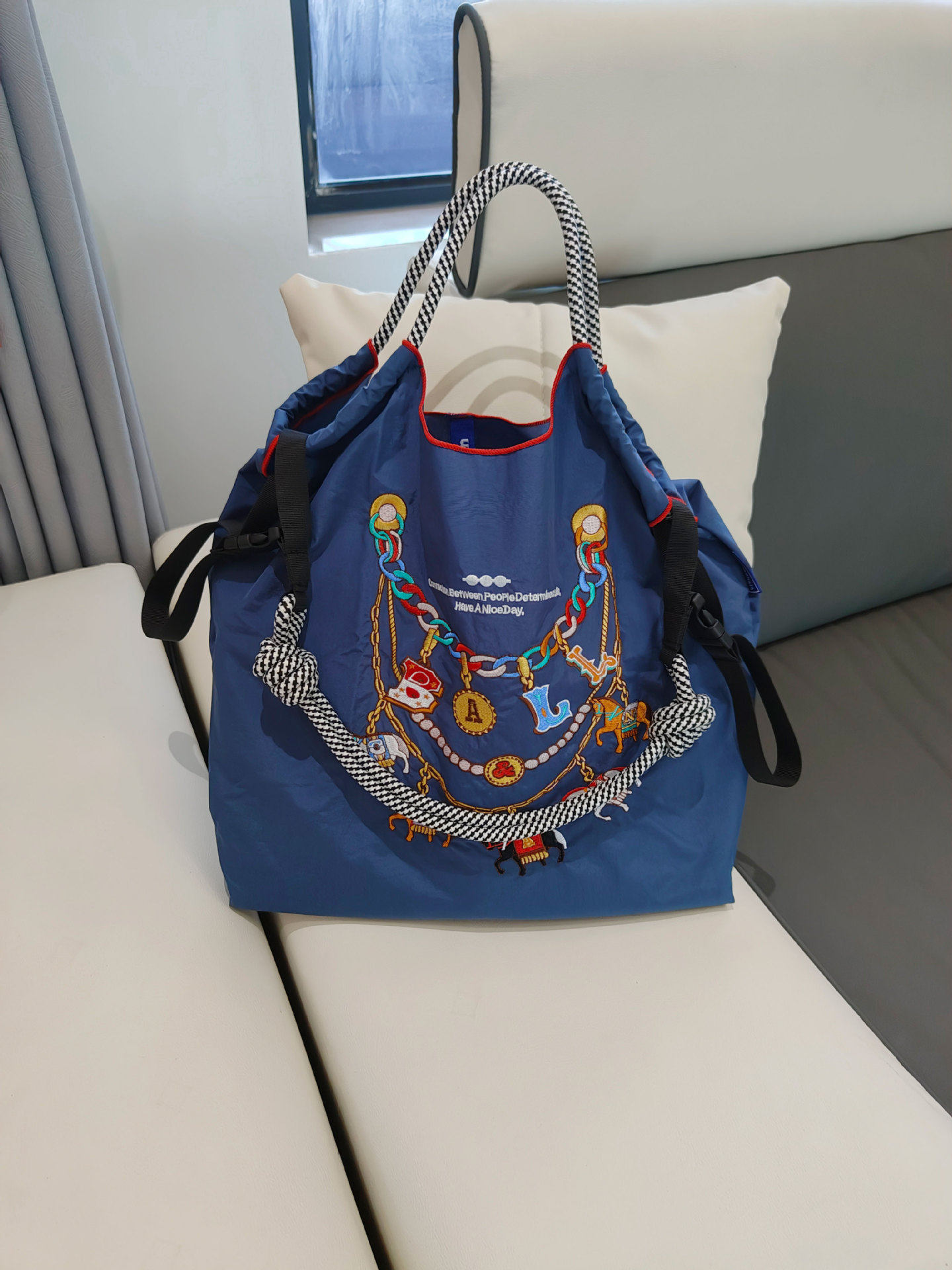 ネイビーブルー・ネックレスホース（ショルダーストラップを除く）