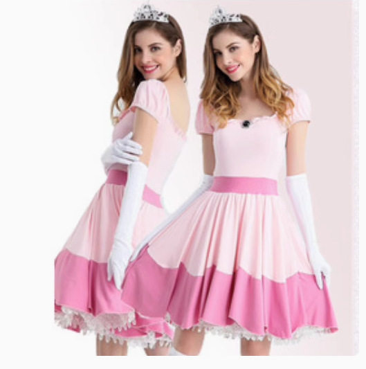 ピンクのスカートの碧琪はクラウンの手袋を送ります。