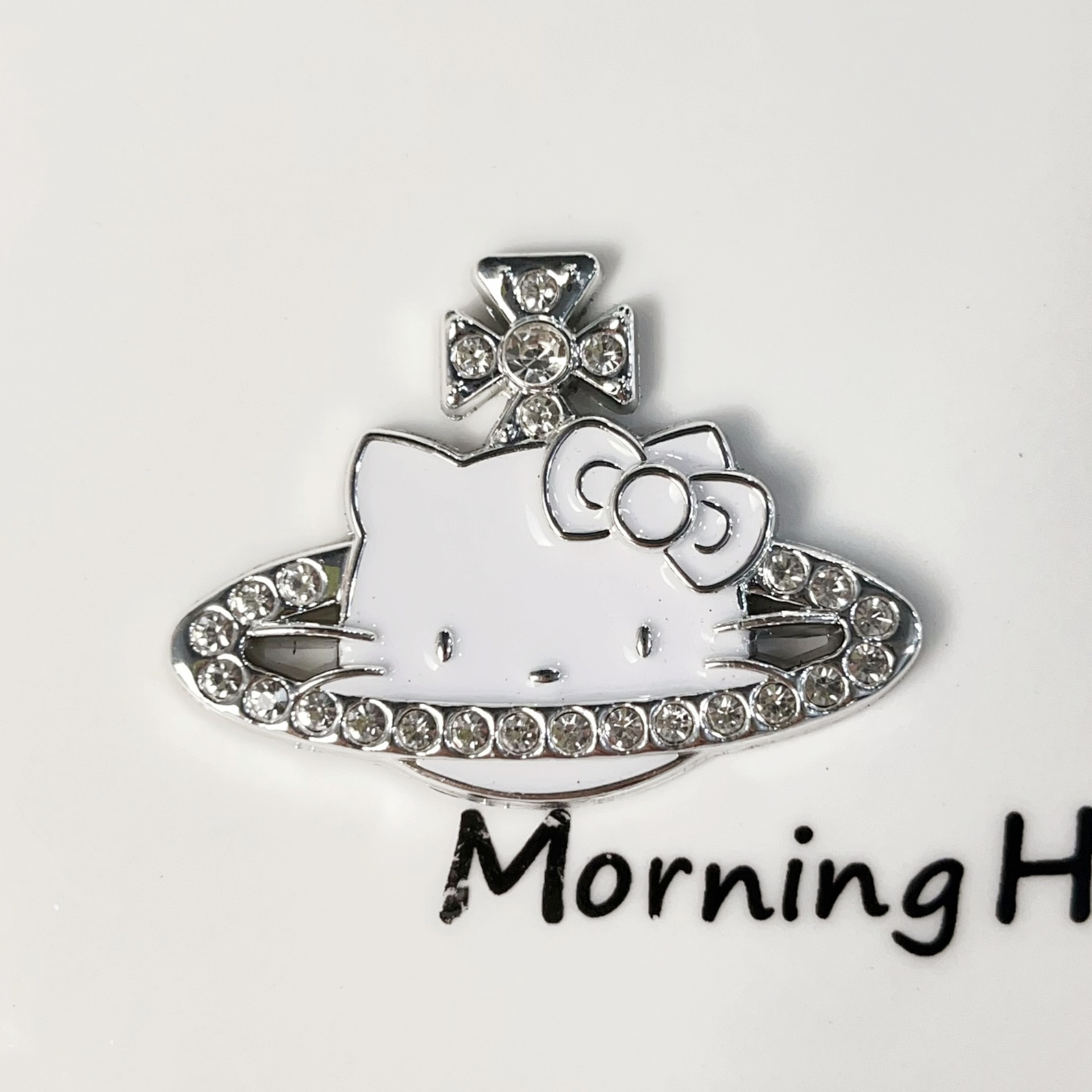 ラージサターンキャット白ネクタイ 44×32mm