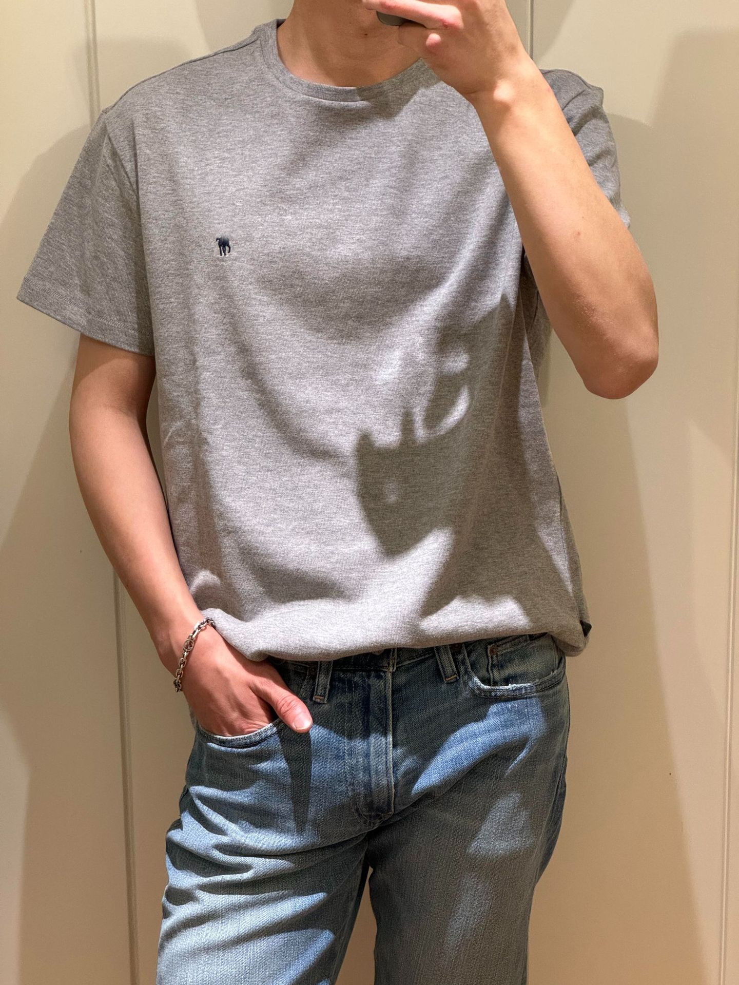 グレー