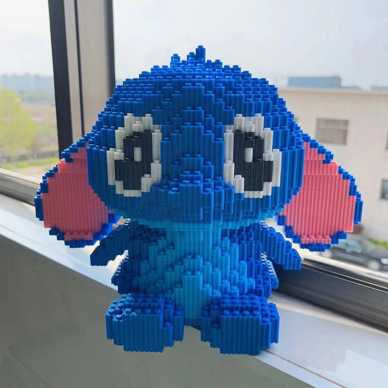 座っているスティッチ