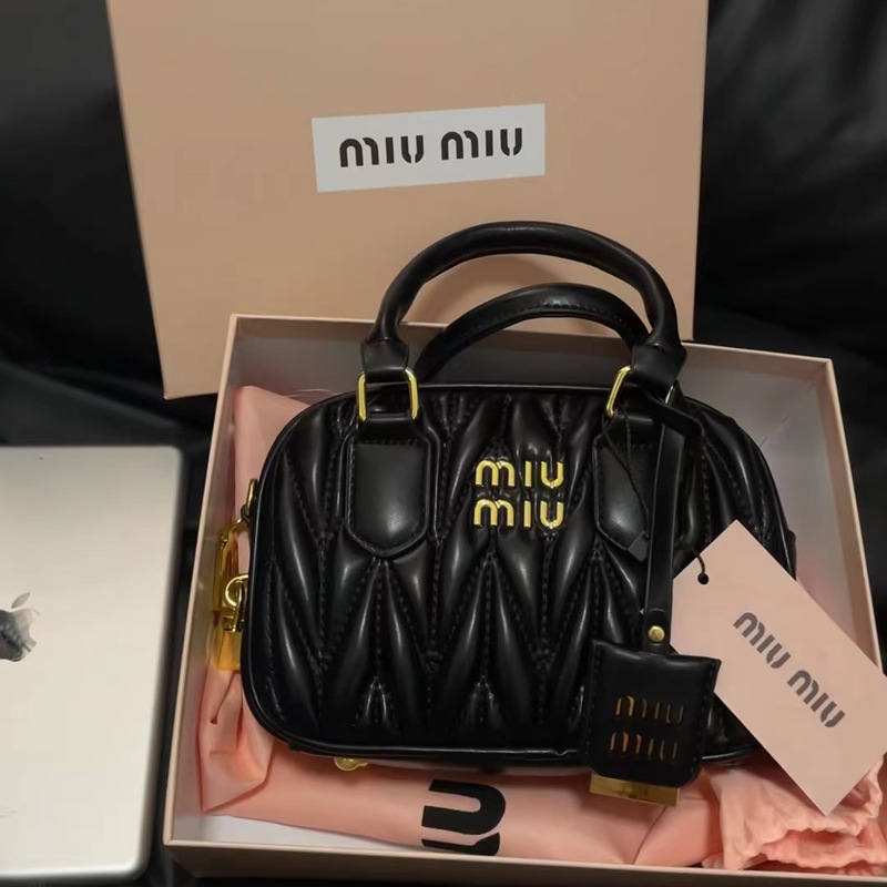 ブラックのギフトボックス包装