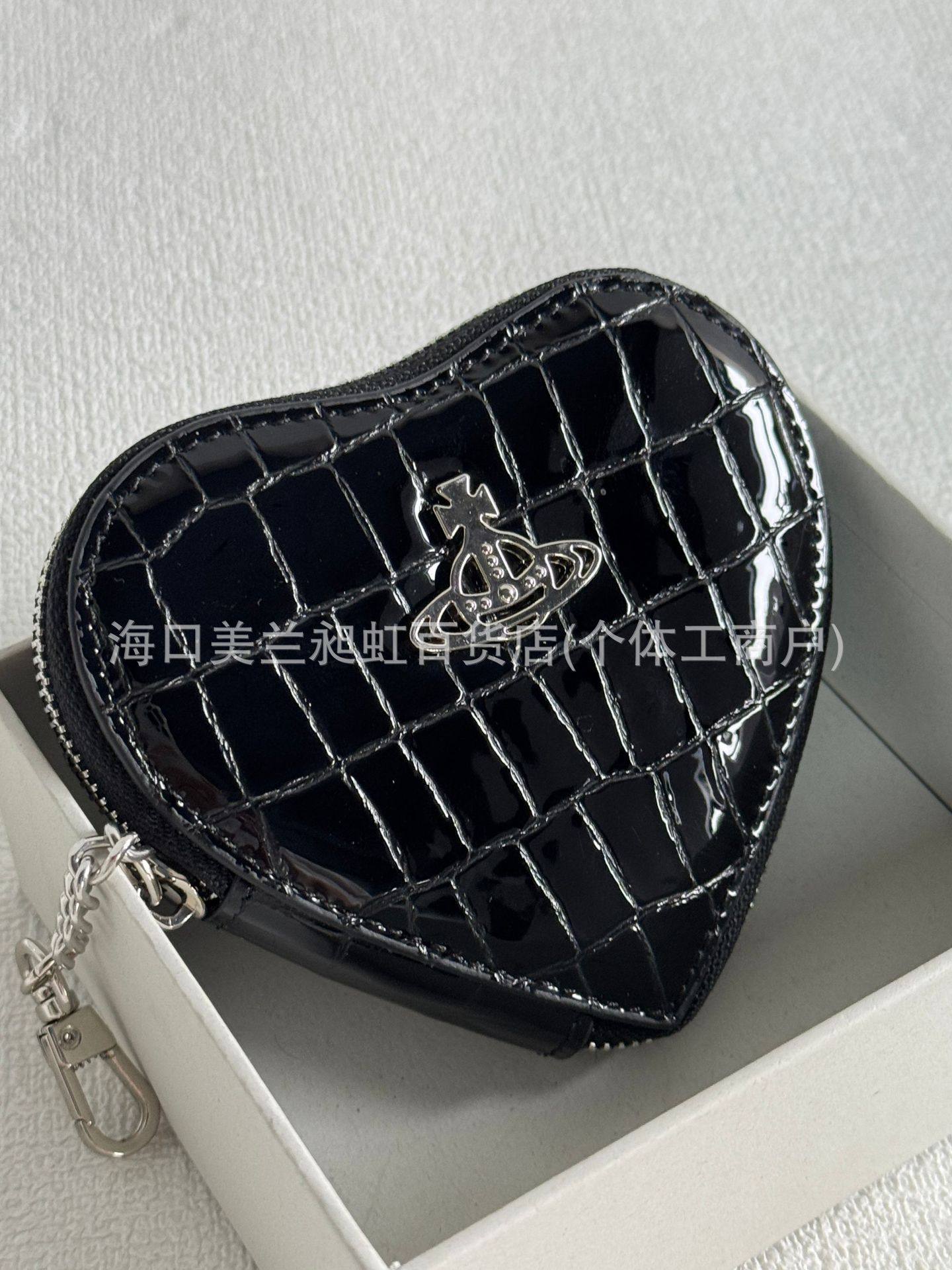 ブラックのクロコダイル柄ハート型キーバッグ