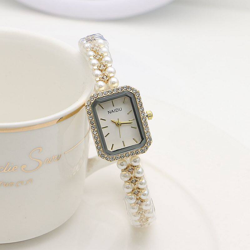 ゴールドベルトと白い表面