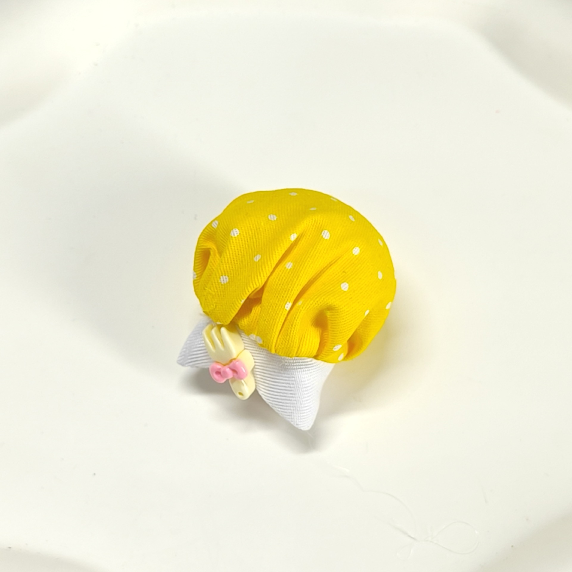 黄色の白いシェフの帽子