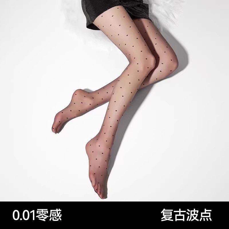 水玉模様の黒ストッキング