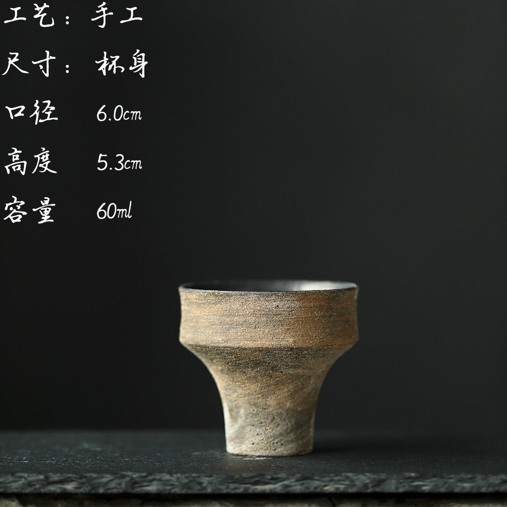 陶芸家の作品は簡素である