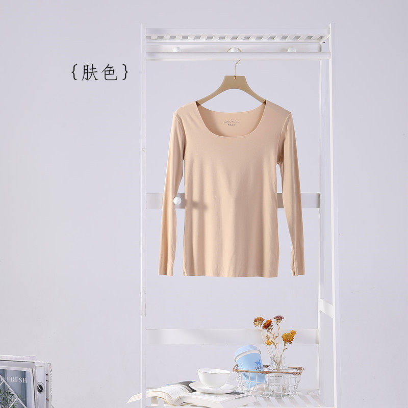 肌色のトップス