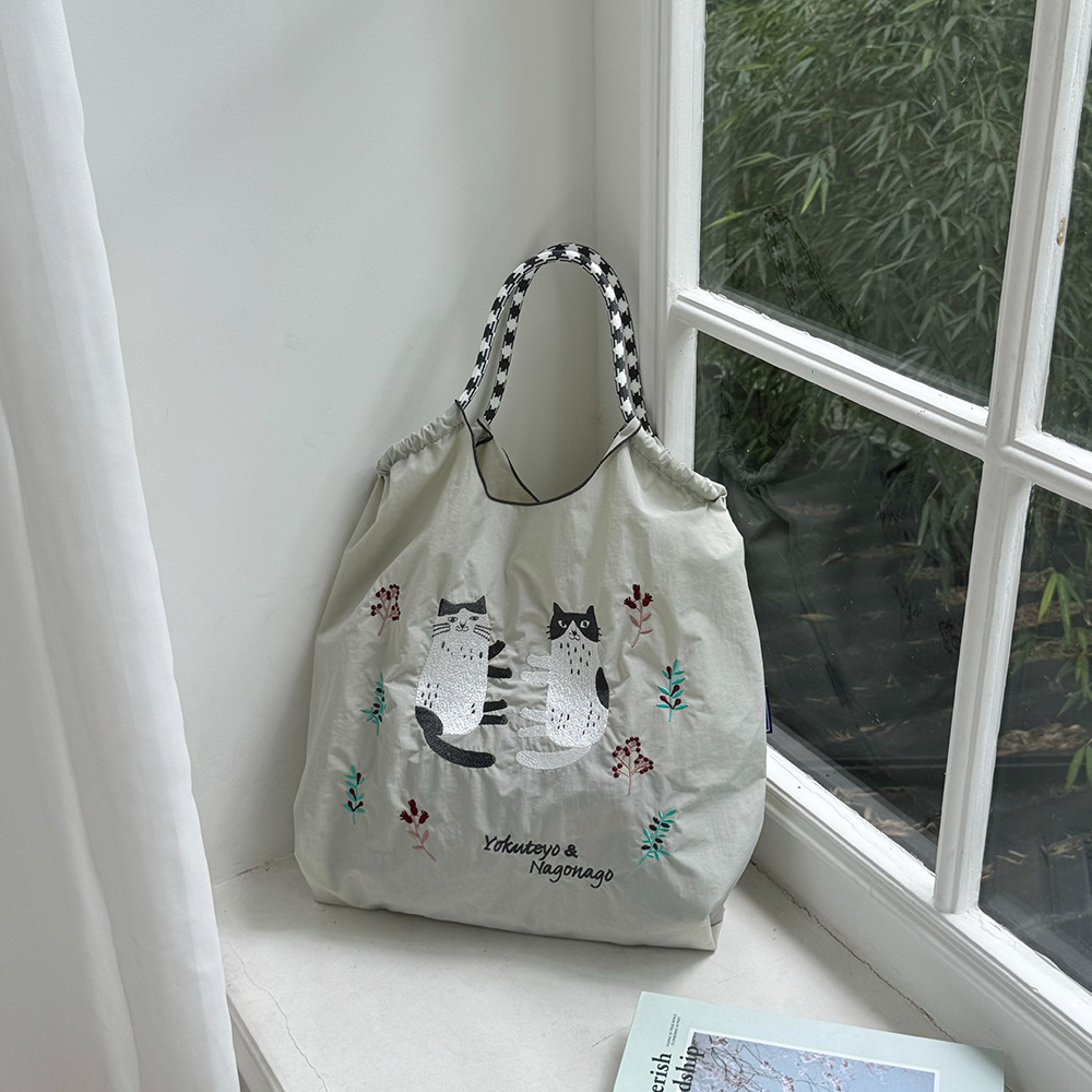 ライトグレーの2匹の子猫