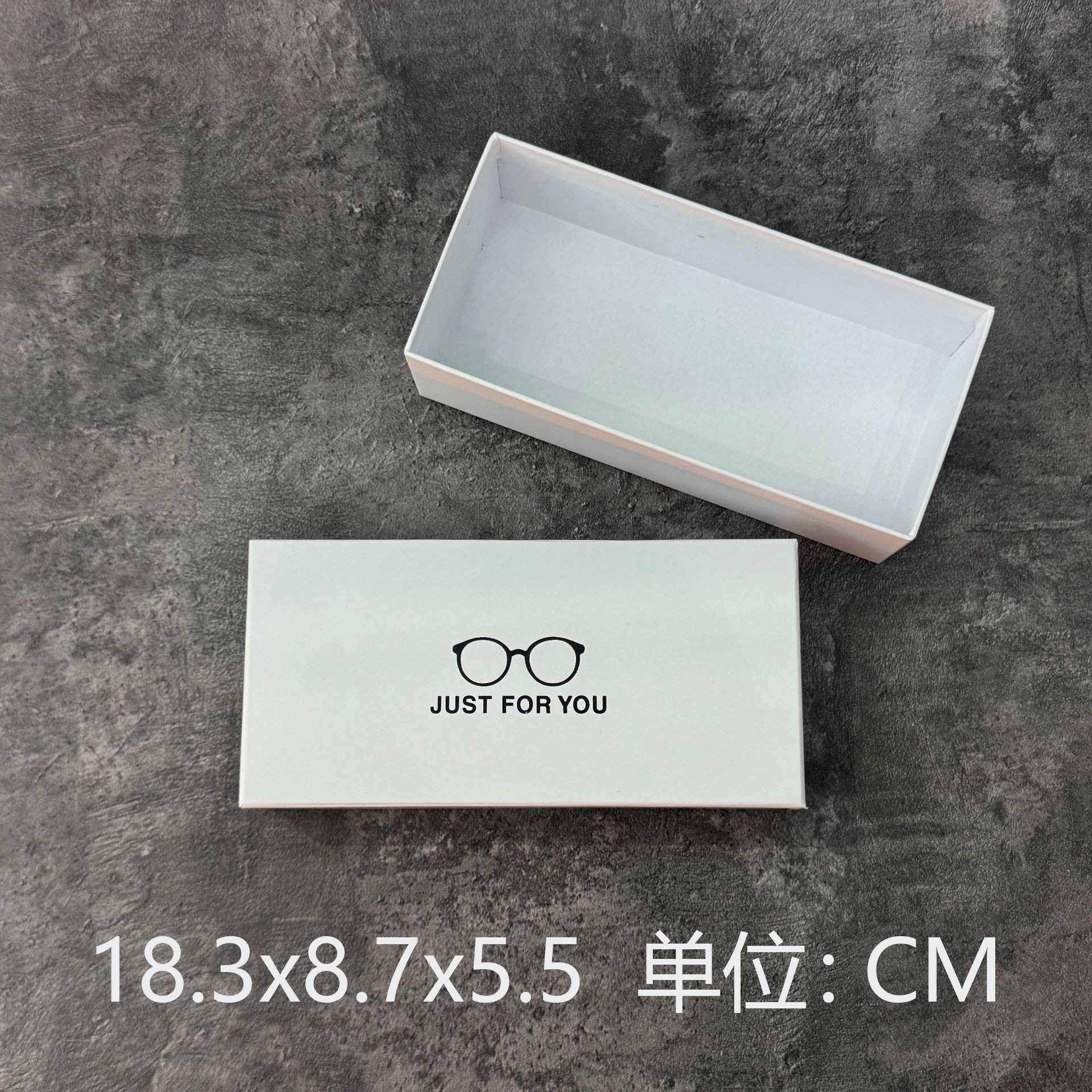 白いメガネケース