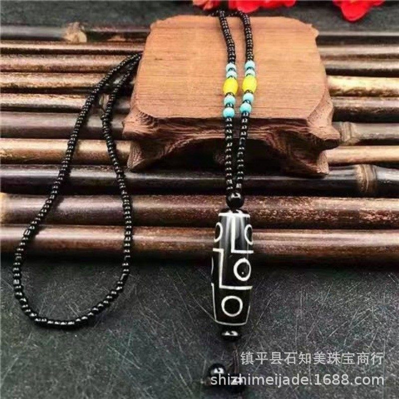 白黒ビーズペンダント（チェーン風）