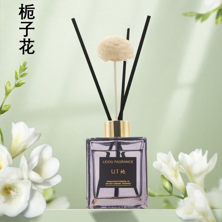 古い金の角の瓶の200mlのクチナシの花