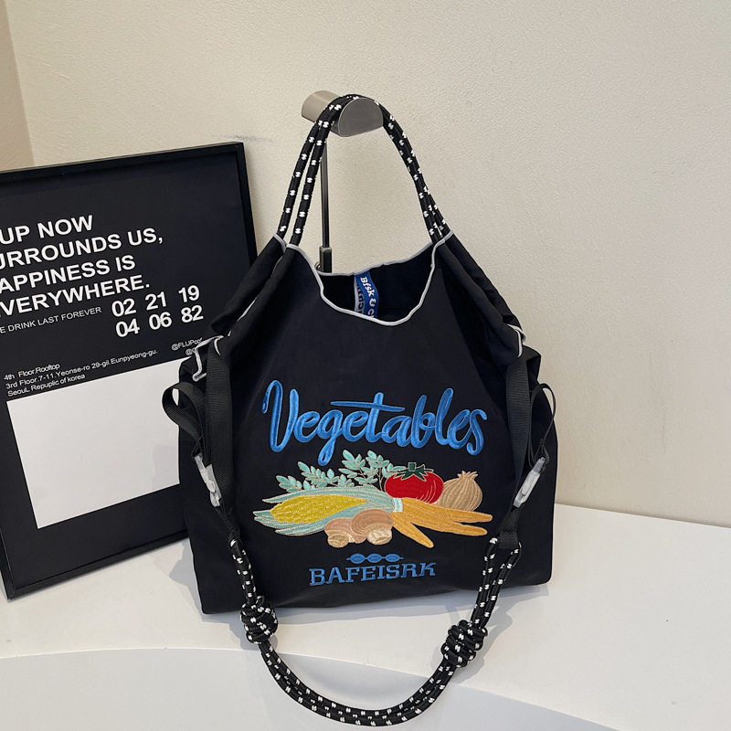 黒い果物と野菜