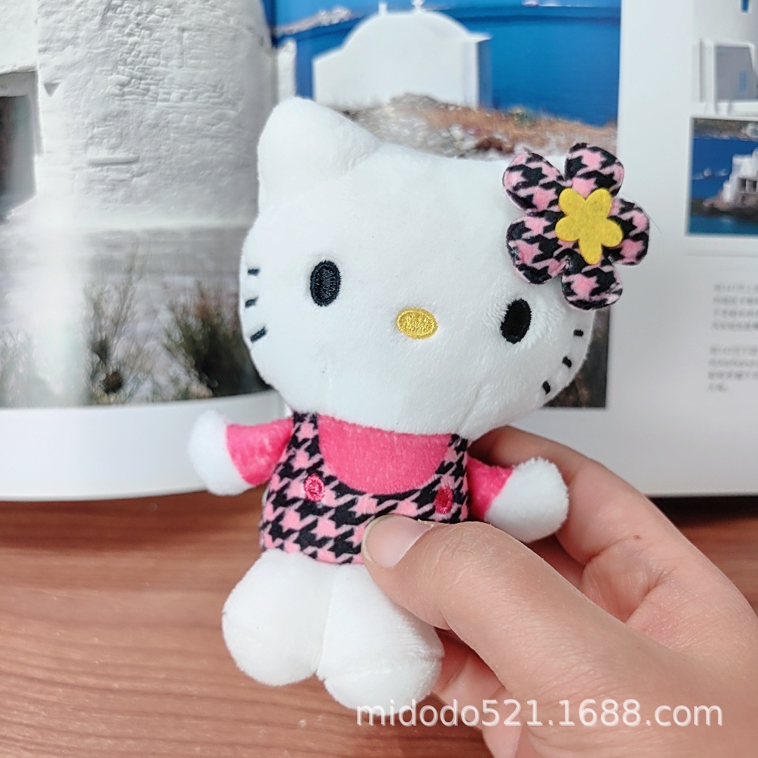 ピンクのヒョウ柄オーバーオール猫