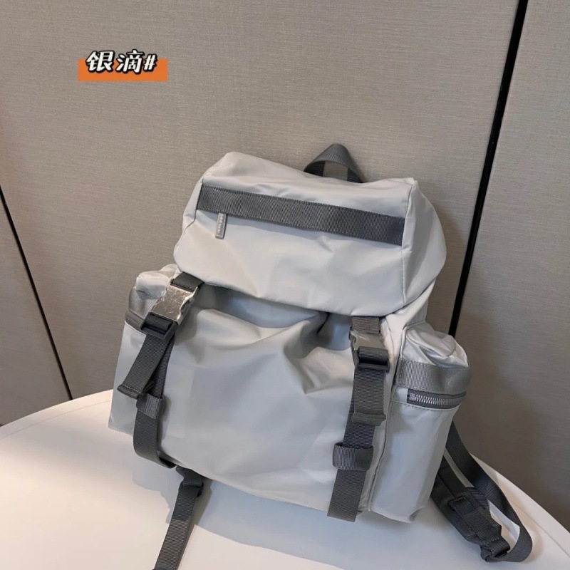 シルバーカラーのバックパック