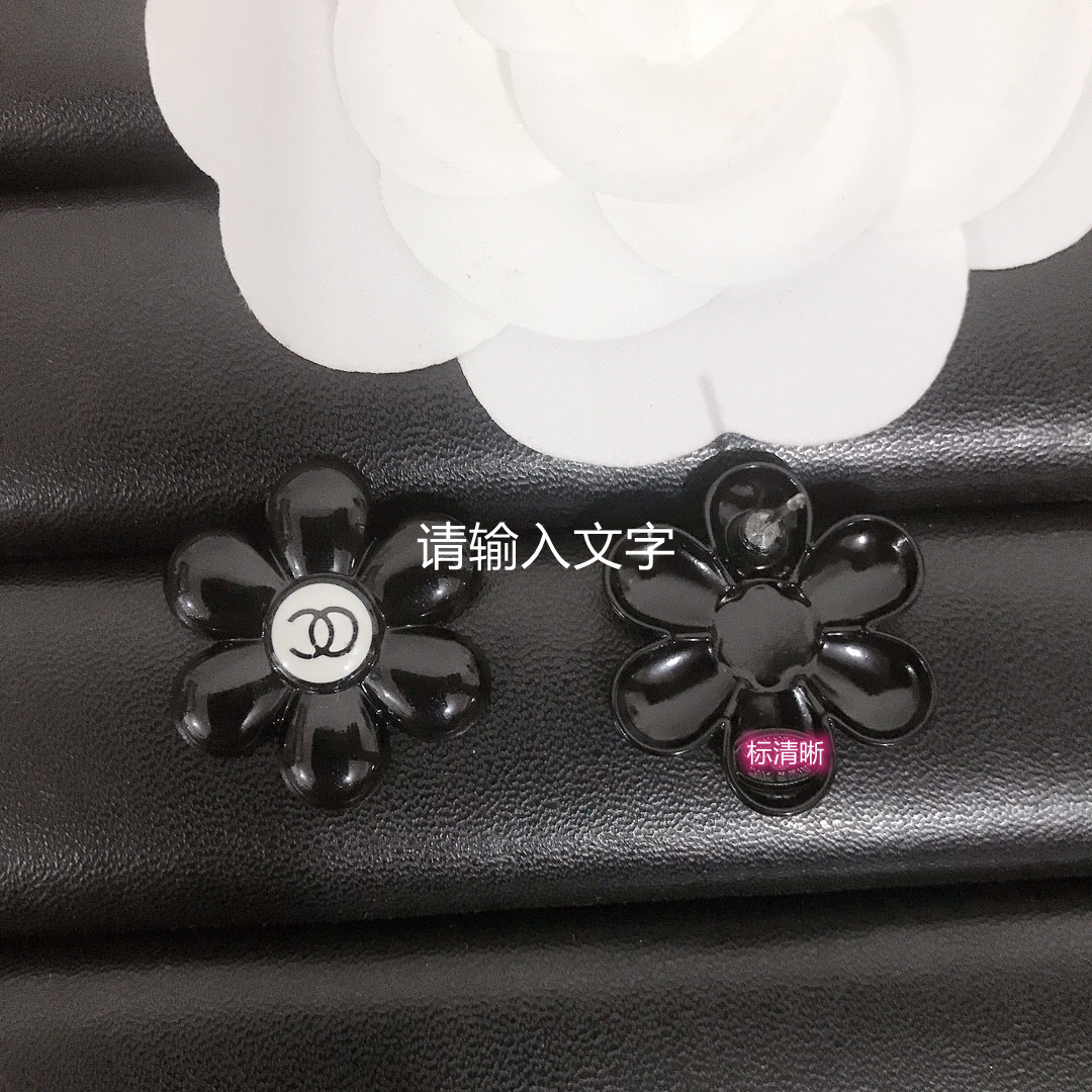 黒のピアス、ラベル付き