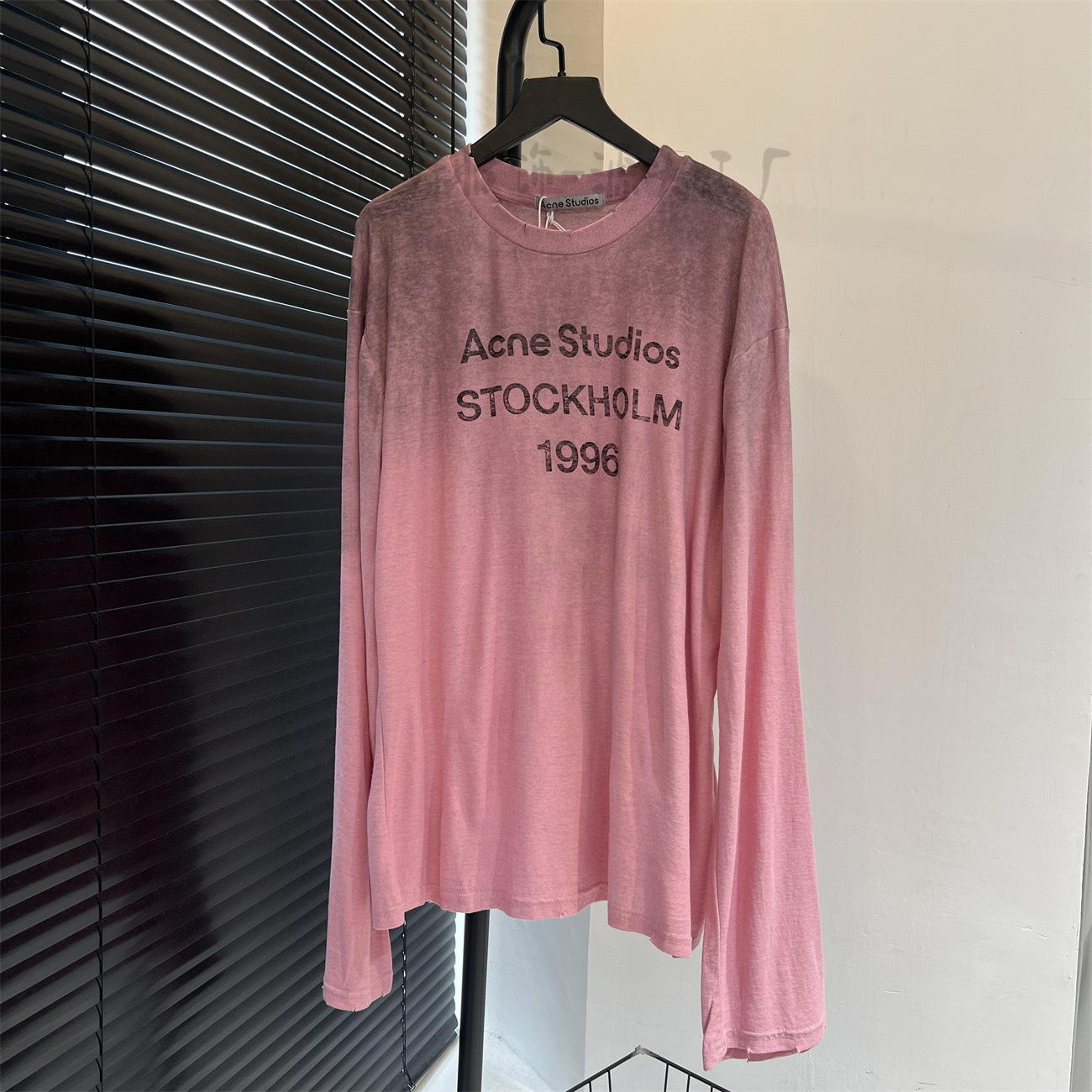 オリジナルラベルのダーティピンクダメージ加工長袖