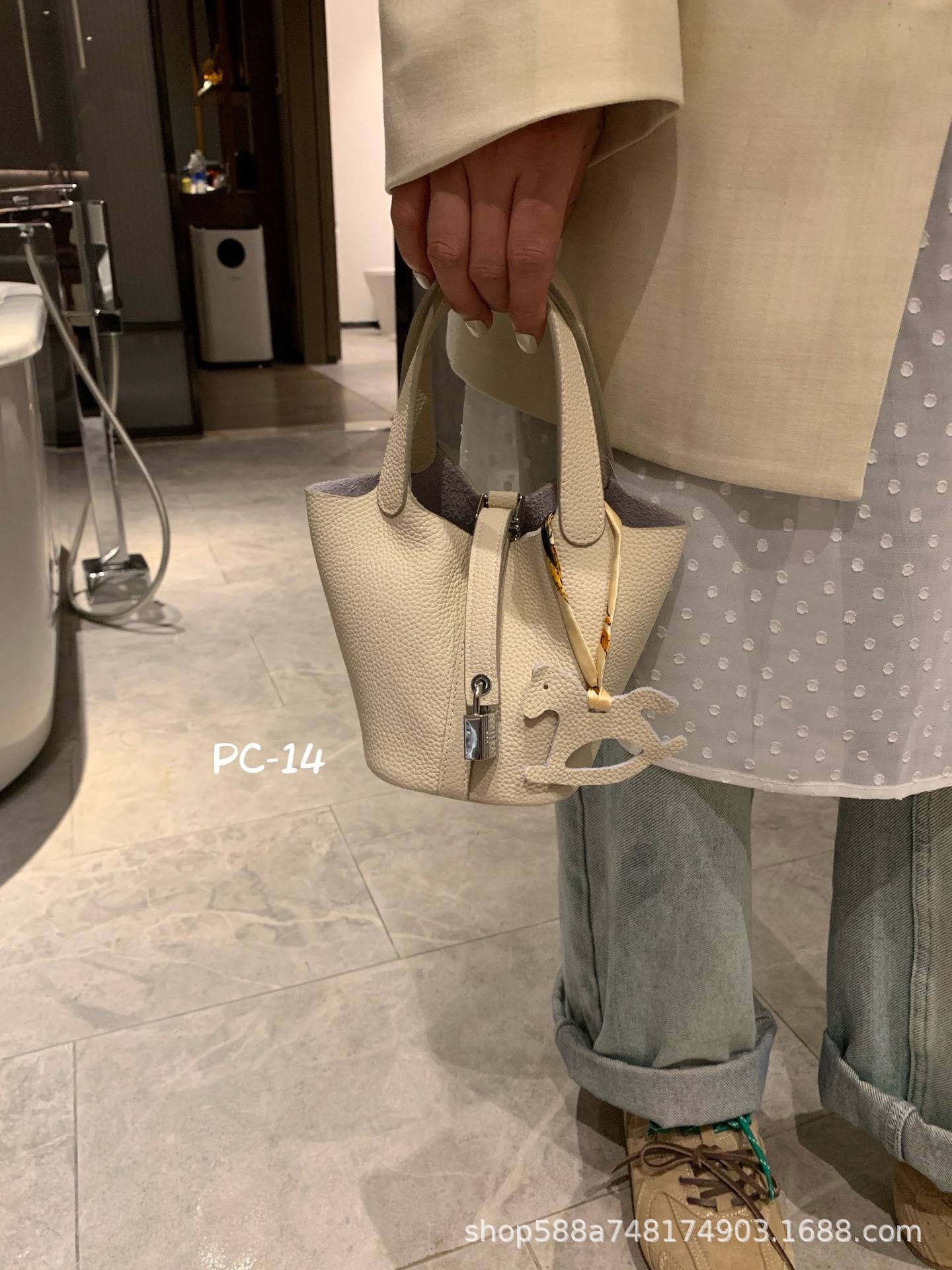 ミルクセーキ ホワイト ミニ 14cm + 内袋、牛革の一層目