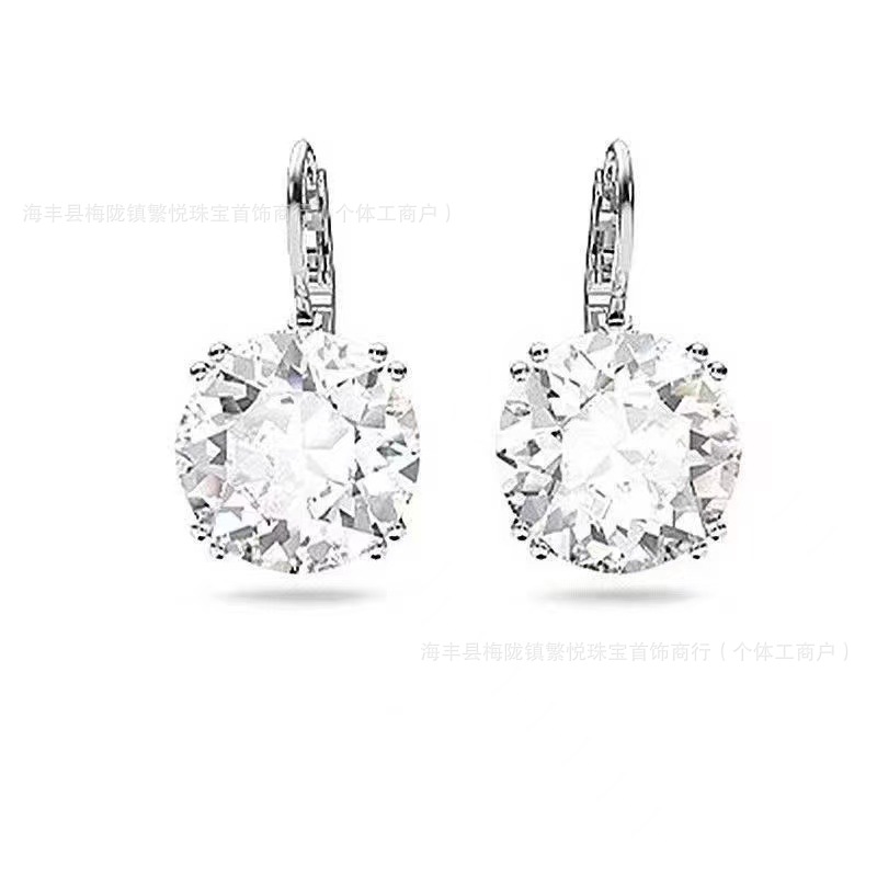 4本爪ホワイトダイヤモンドピアス