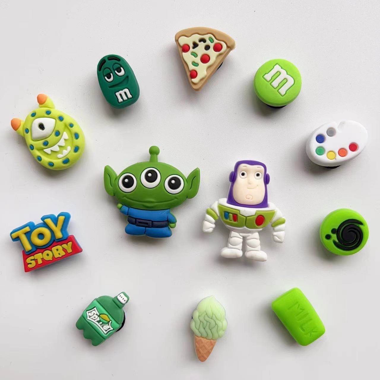 30 バズ・ライトイヤー (1 パックあたり 12 スタイル)