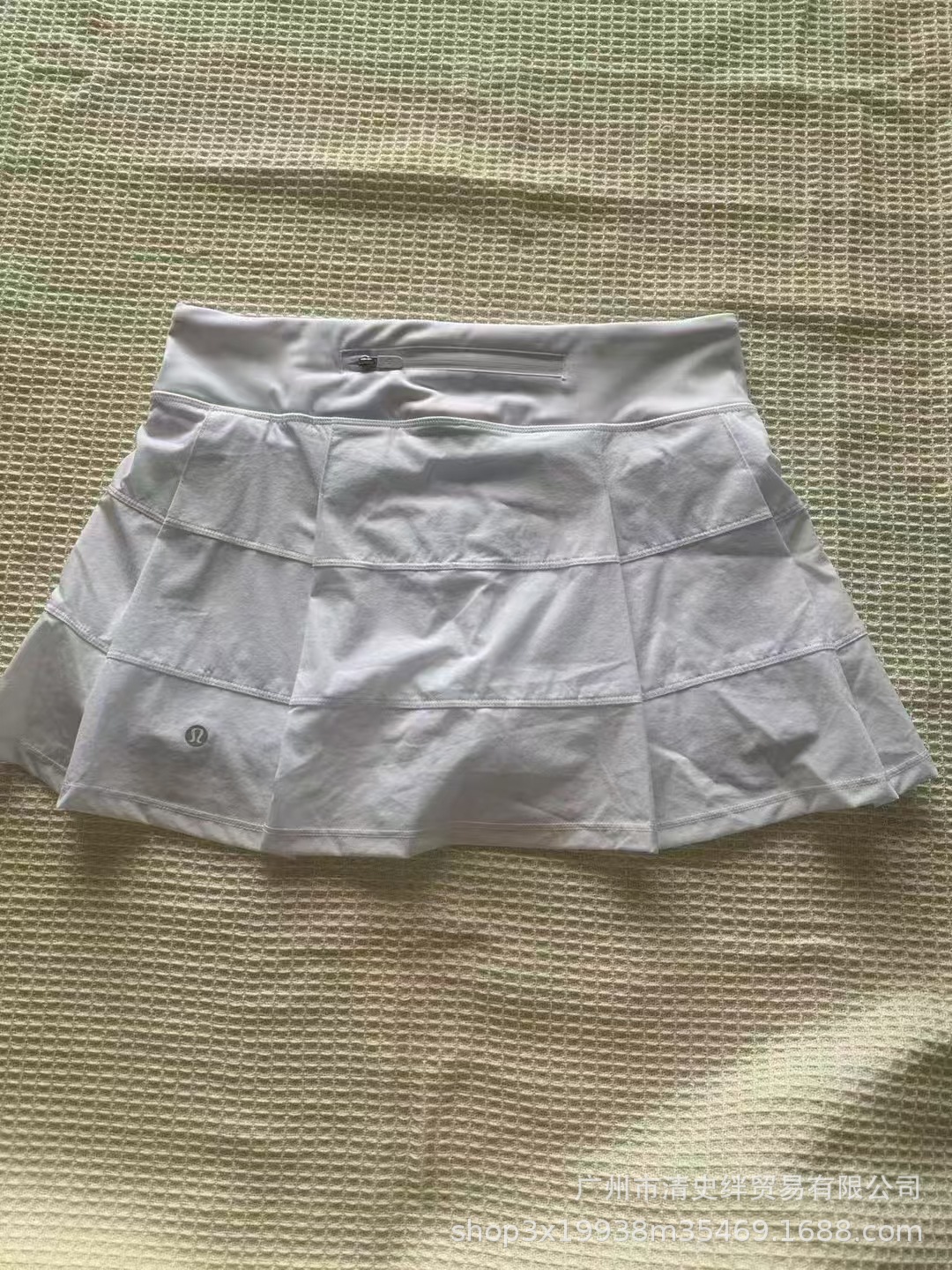 白い三つ折りスカート