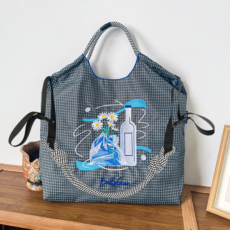 グレーの花とボトル(ショルダーストラップは付属しません)