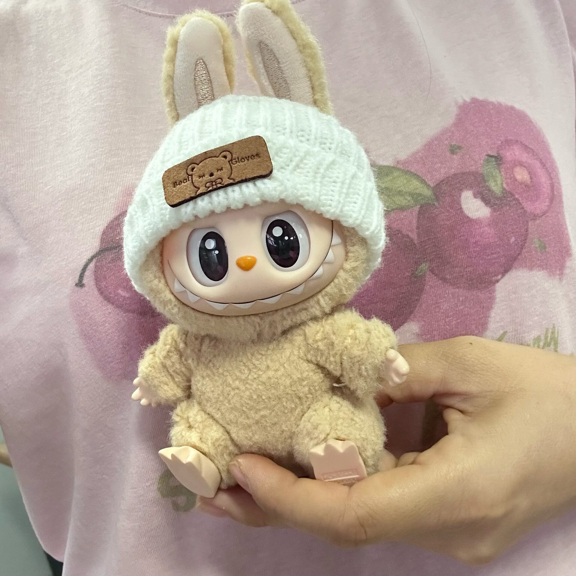 クマのロゴの白い帽子