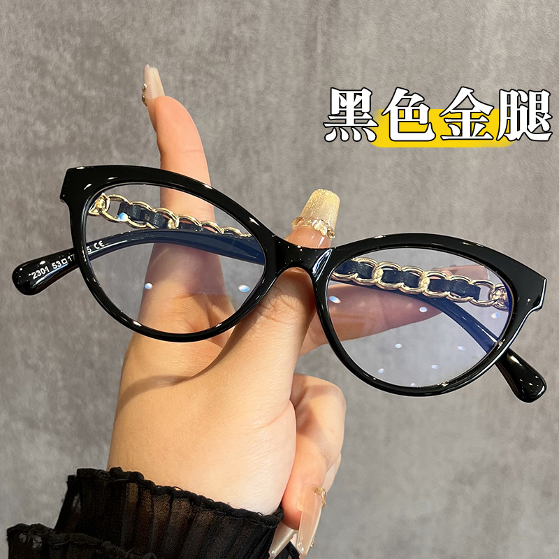 黒フレームのゴールド脚
