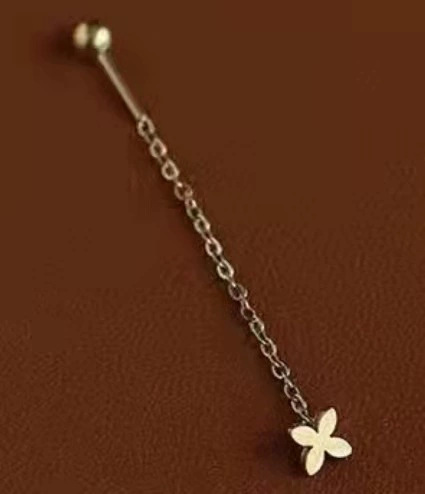 金色の光沢のある四弁花耳糸