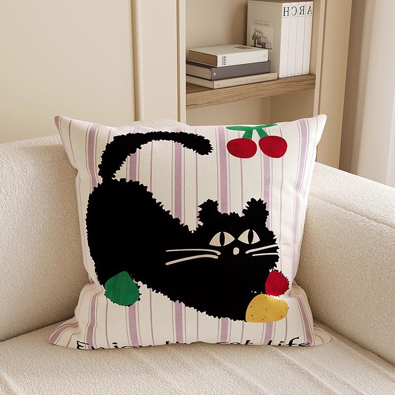 紫の縞模様の寝そべり猫