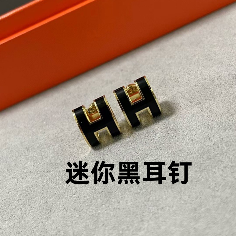 ミニゴールドとブラックのイヤリング