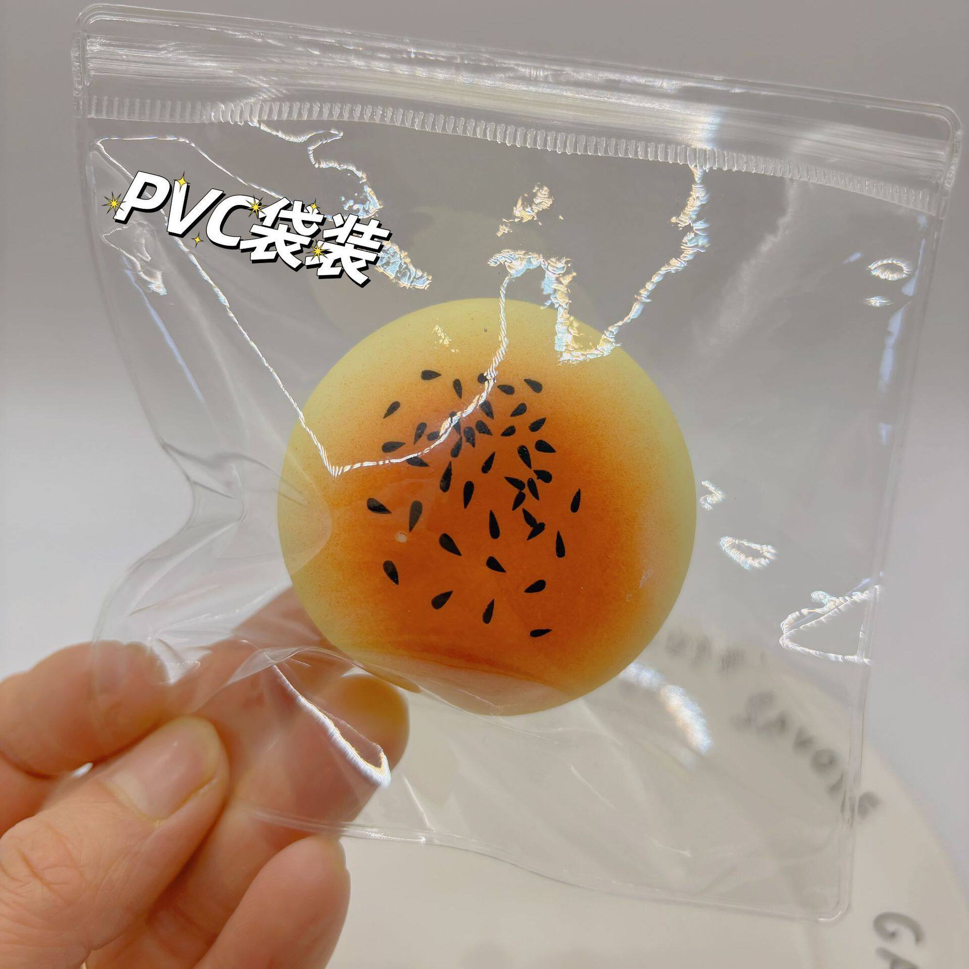 卵黄クリスプをつまむ