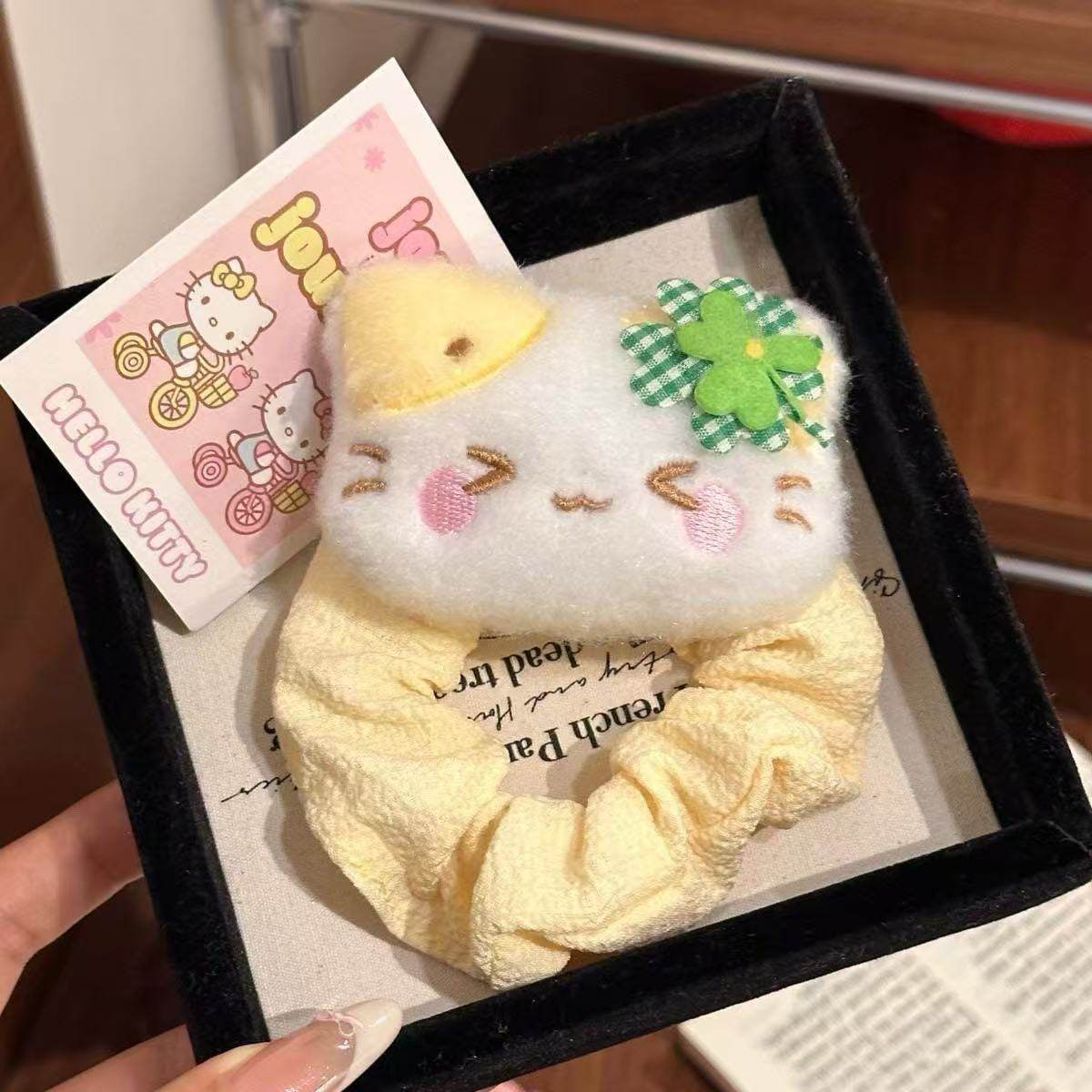 7008 四つ葉のクローバー招き猫ヘアゴム・赤面風