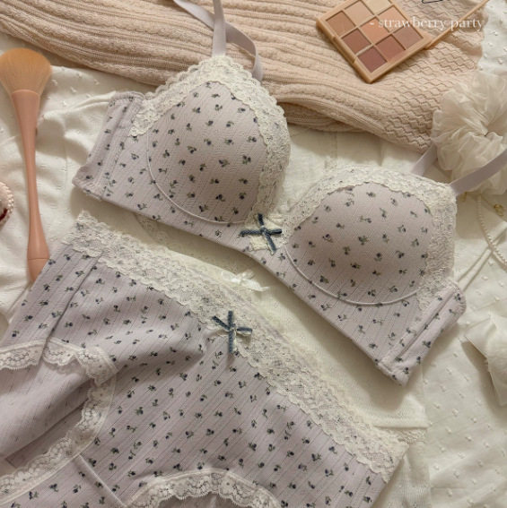 花柄の紫色のスーツ