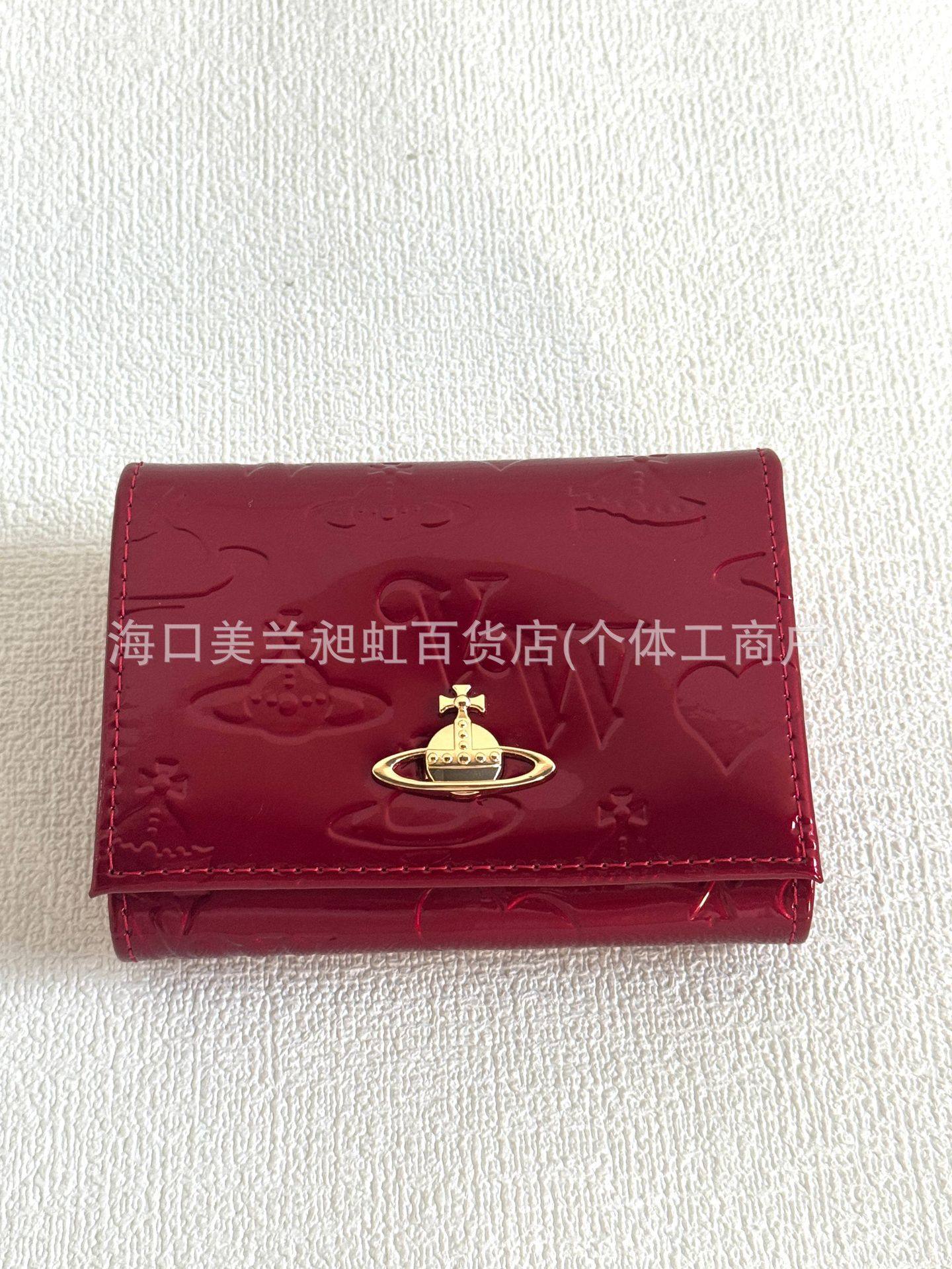 赤い漆塗りのエンボス加工財布