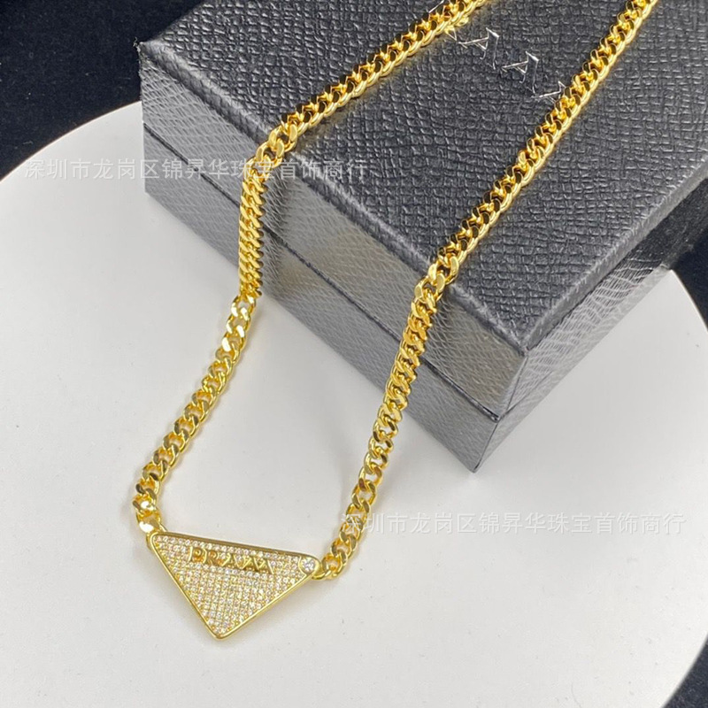 三角形の金色のネックレス