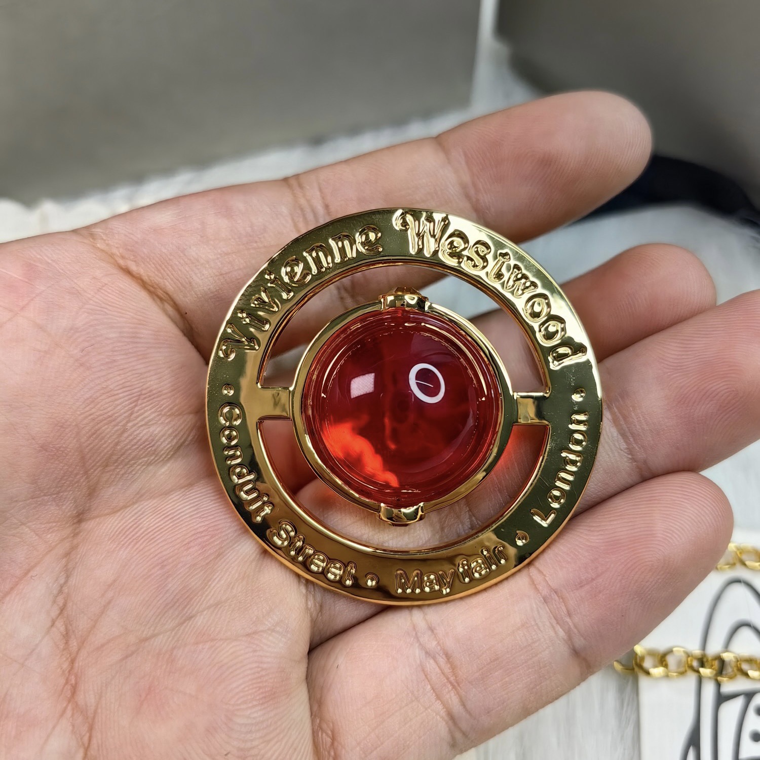 カウンターバージョンの金色の赤いボール