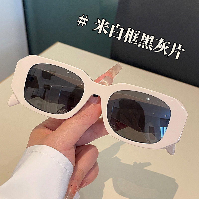 オフホワイトのフレーム