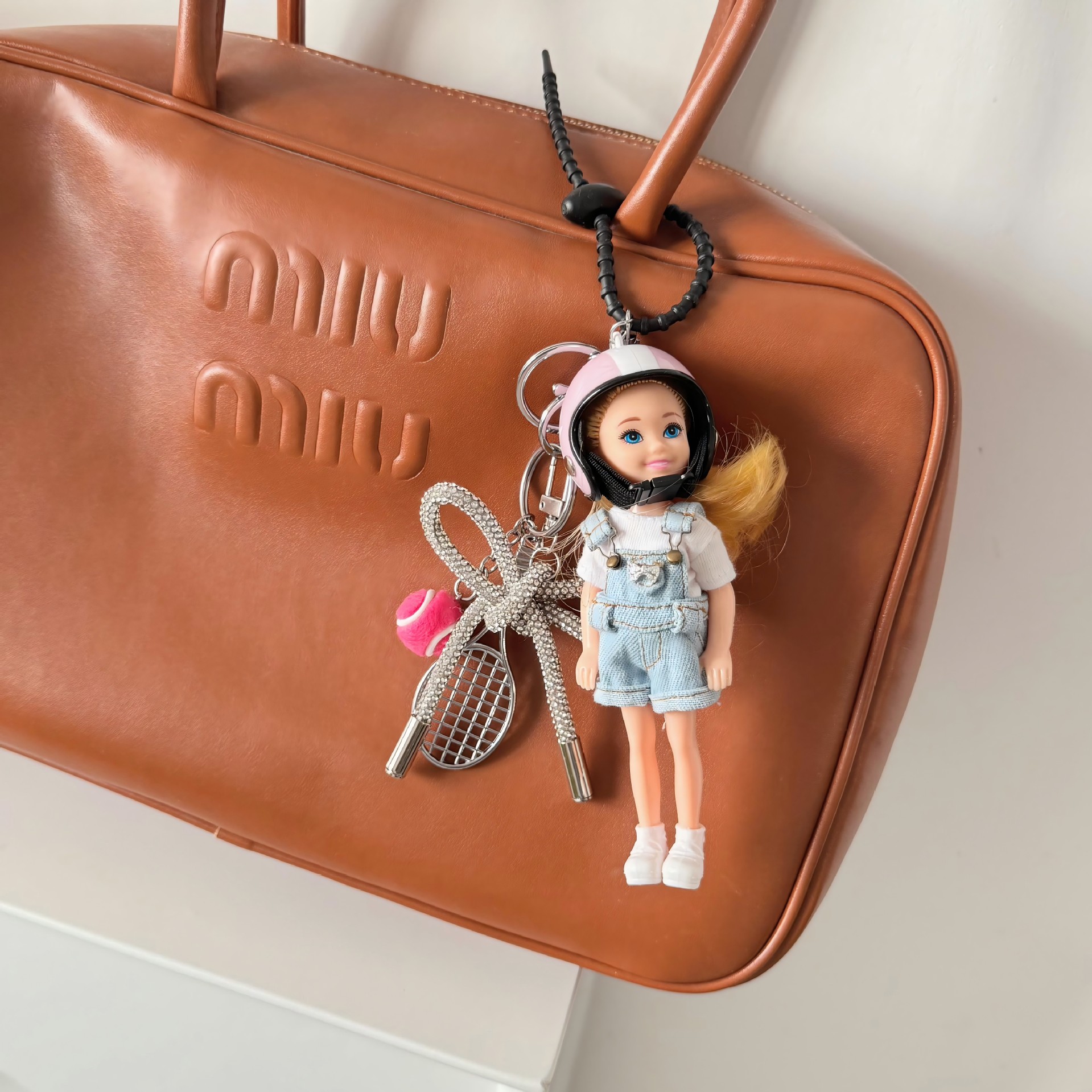 ピンクのヘルメット バイク ブロンド ガール ペンダント