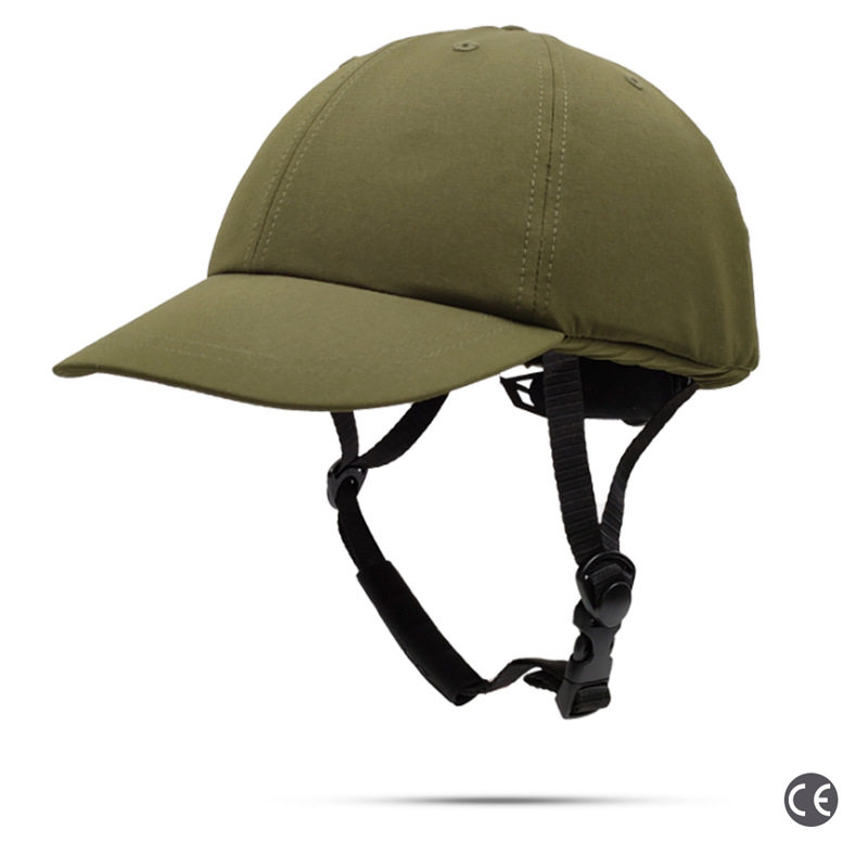 アーミーグリーンのひさし付きキャップ