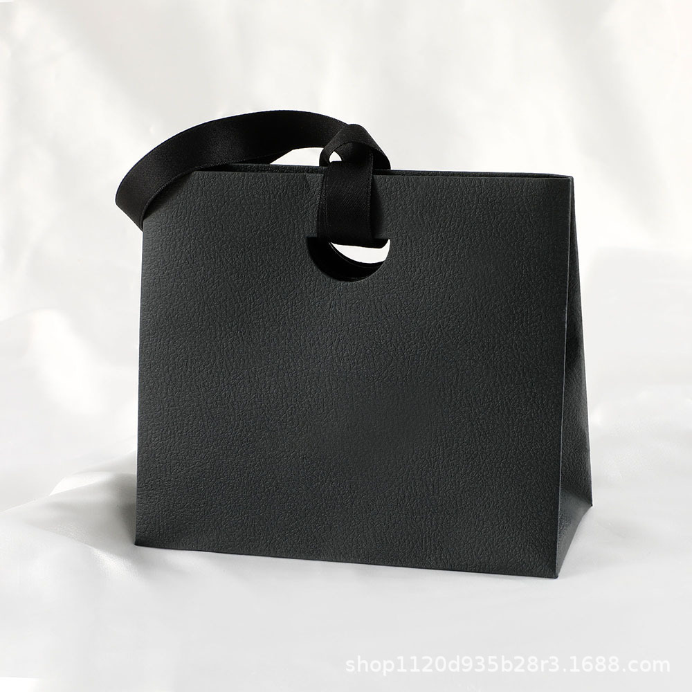 # 39 黒; 15.5×14.5×7.5cm (文字なし)