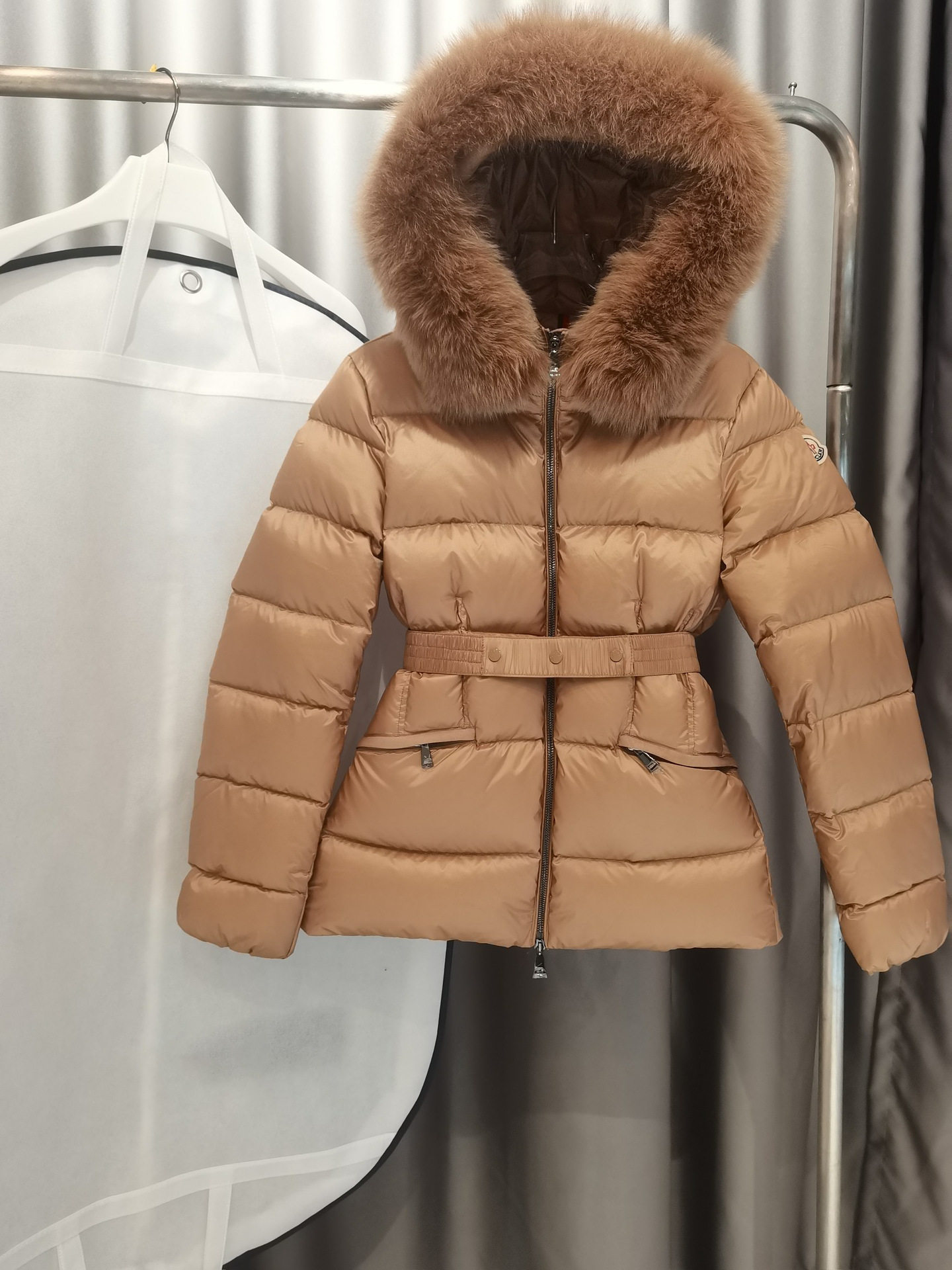 カーキブラウンのファー襟