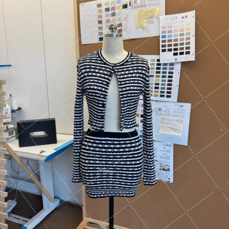 カーディガン+スカート