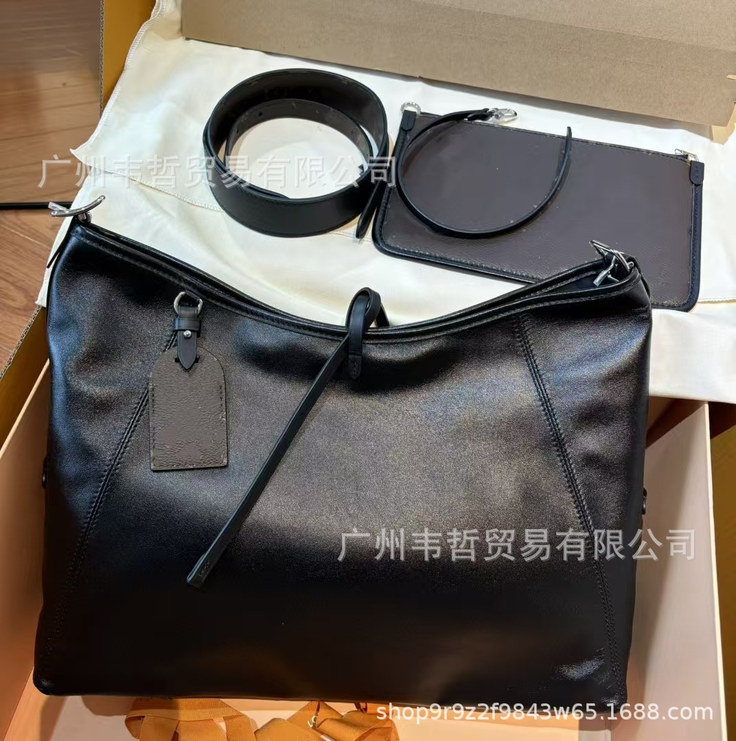 大きな黒いシープスキンのキャリーオール