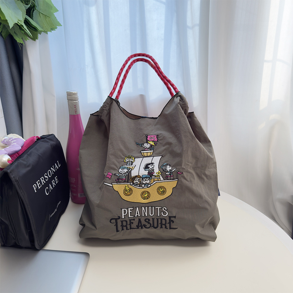 ダークグレーのスヌーピーヨット