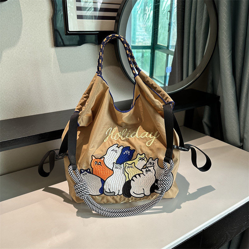 カーキの十匹の猫