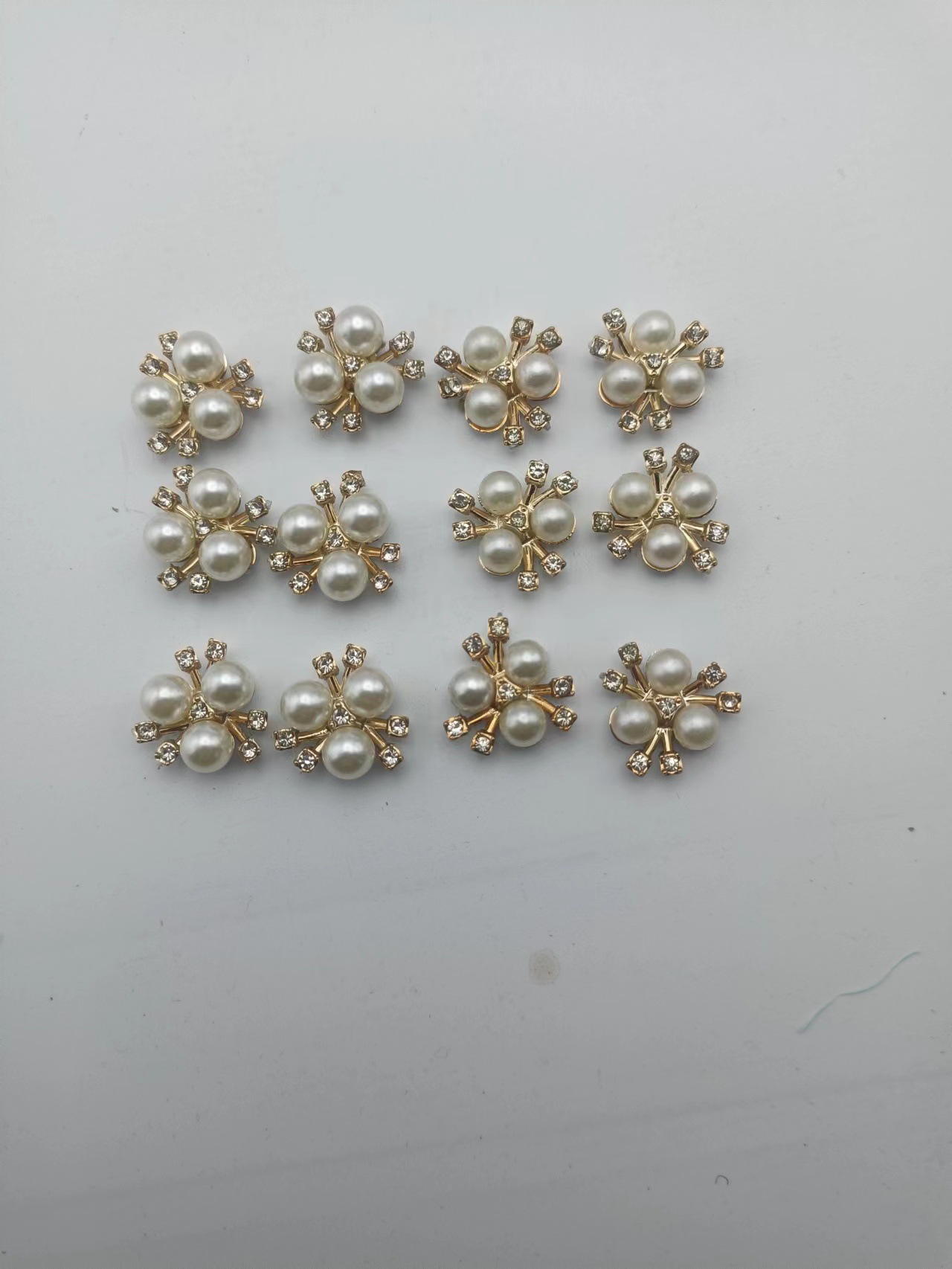 金色の白いドリルの真珠