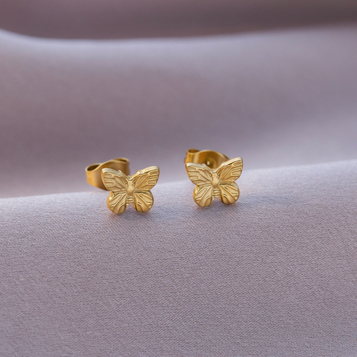 エンボスバタフライイヤリング